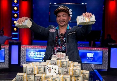 【画像】いい歳してカードゲームに熱狂する勢、優勝して大騒ぎしてしまうwww