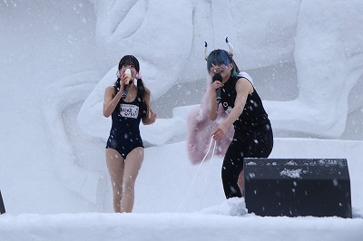 【画像】さっぽろ雪まつりでスク水ダンスショーやらされた地下アイドルさん、使用したスク水オークション出品するwww