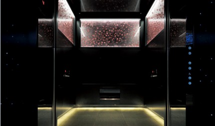 【画像】６時間閉じ込められたエレベーター内部、エグい状態だった・・・・