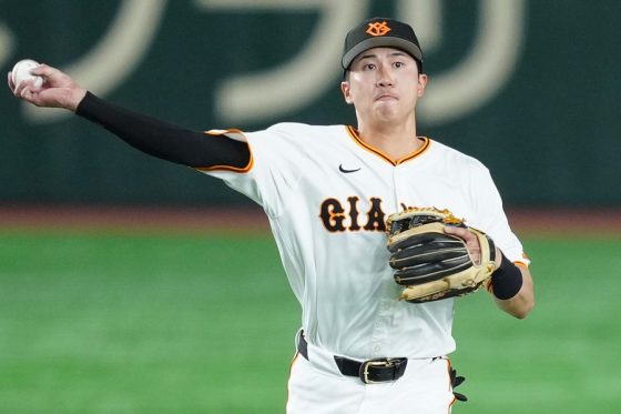 【悲報】巨人泉口、ヤバい「先輩に挨拶しない」「話しかけると『はいはい』とスマホをいじりながら返事」