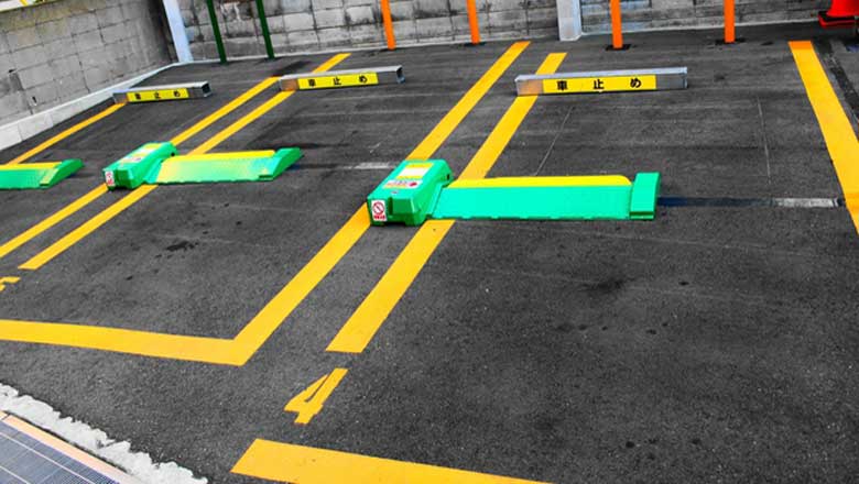 警察 「ひき逃げの捜査中なんですが、 目撃車の車種と色があなたの車と一致しているので見せてほしい」俺「どうぞ」　→　なんと謎の傷が発見。そこについていた塗料が被害車両のものと一致した・・・