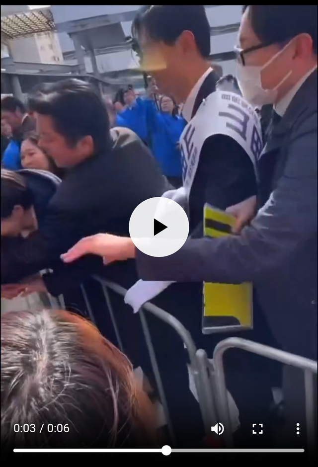 高市総理、体が持ち上がるほど引っ張られ、手首を押さえている時の映像がこちら