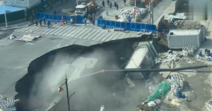 【衝撃】中国上海で、巨大クレーター出現！！　地下鉄建設現場で大規模陥没事故　仮設コンテナも丸ごと落下