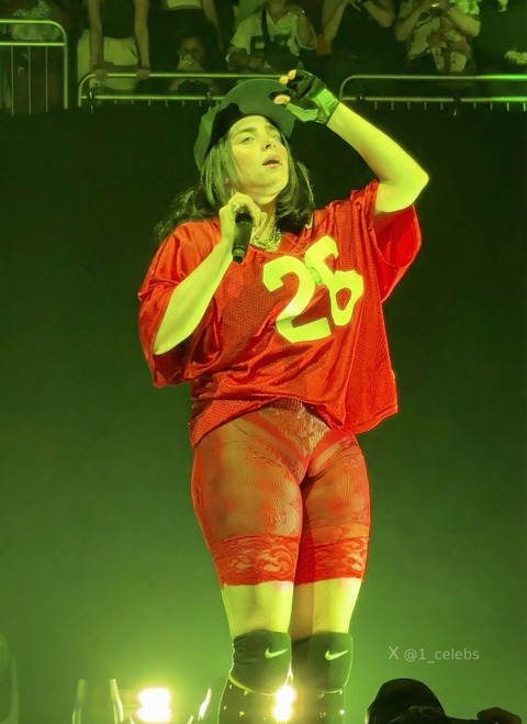 【画像】ビリーアイリッシュさん、おま～ん（笑）の形丸わかり衣装でライブ出演www