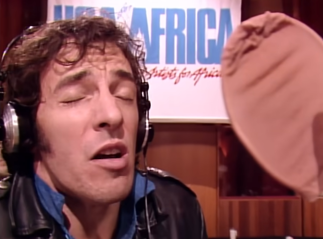 【悲報】We Are The World、途中までいい感じなのに一人ふざけだした途端みんな続けてふざけだす