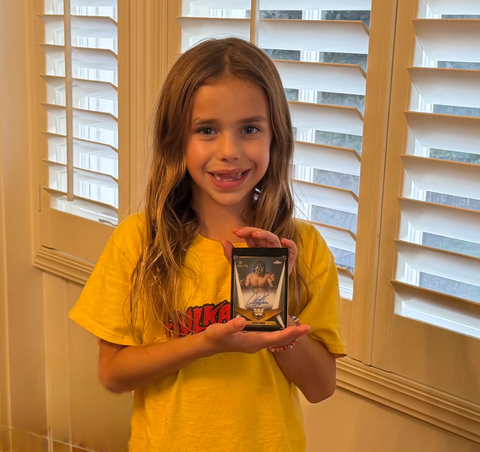 【画像あり】アメリカの少女、グレートムタのサイン入りカードを手に入れご満悦www