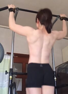 【動画】女子が裸で懸垂する動画、めっちゃ再生されるｗ