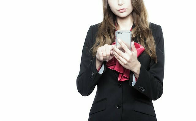 ピンク色のiPhoneが欲しかったけどその店にはなかった。別の店に行こうとしたら「少々お待ちください！！」と店員がバックヤードに引っ込んで…