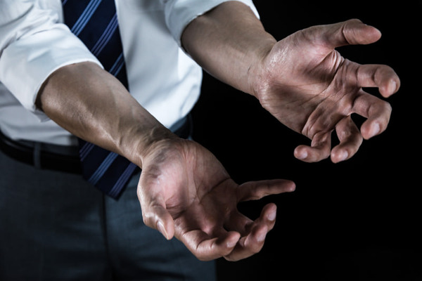 【画像】女性を追いまわし駅のホームでレ●プした強者男性(49)のご尊顔がこちら⇒！！