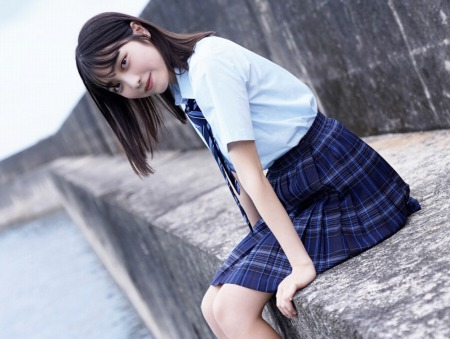 【画像】スレンダー巨乳美少女JK vs デブ貧乳BBA