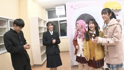 【動画】「どうゆう関係！？」男子高校生「と、友達です…」JK「えっ友達・・・！？」ｻﾞﾜｻﾞﾜ…ｻﾞﾜｻﾞﾜ…