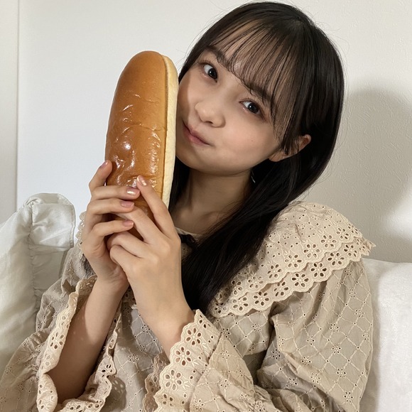 【画像】女さん、パンを食べるだけなのにいつもの癖が出てしまうwww