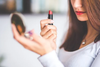 会社「仕事中の一服休憩は禁止にします！」男社員(チッ)私「化粧直ししてきます」男社員「こいつだけズルい！」→とんでもない事に…