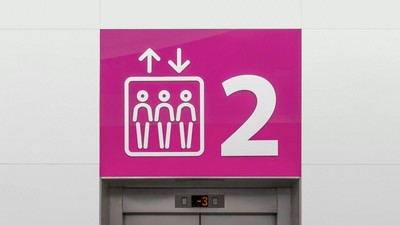 彡(ﾟ)(ﾟ)「エレベーターに24人閉じ込め？そのうち排泄物で重量オーバーになるんじゃね？」