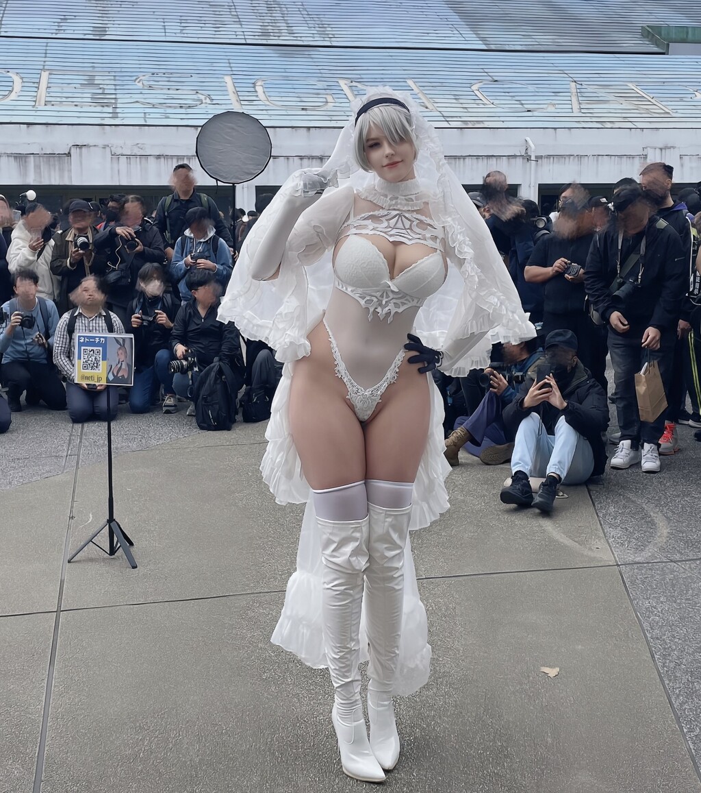 【画像】白人コスプレイヤーさん、骨格がセクシーすぎるwww