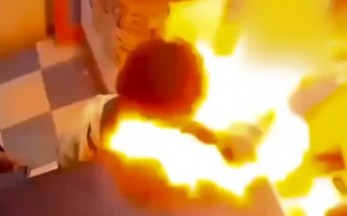 【閲覧注意】店頭でスマホバッテリーを齧った少年、大爆発www