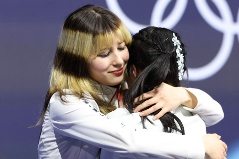 【画像】アリサ・リウ(20)と中井亜美(17)のハグが尊いwww