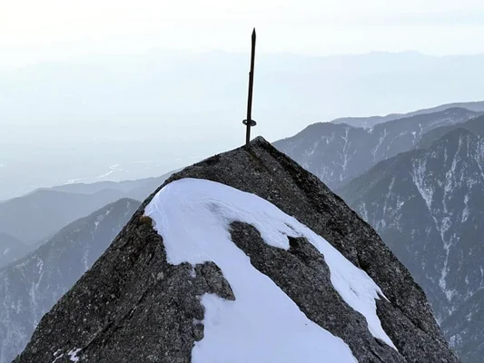 甲斐駒ヶ岳の烏帽子岩に刺さっていた剣、なくなっていた１本を登山客が発見…修験道に関わり撮影スポットに