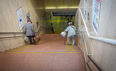 【悲報】日本人、世界有数の人を助けない民族だった・・・