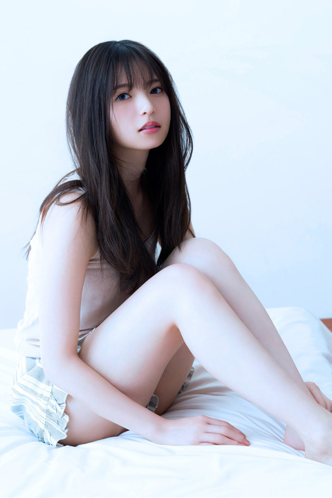 【画像】齋藤飛鳥が肉々しい下半身www