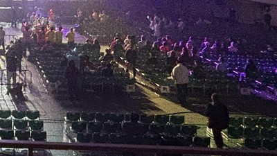 【画像】地下アイドル集めた武道館、客より演者の方が多くなってしまうwww