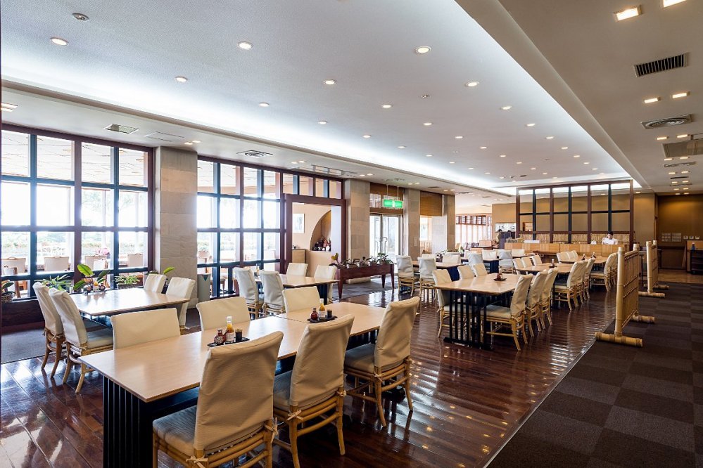 予約時間にレストランに行った。私「6時半に予約してる〇〇ですが」店員「ですが・・・なんですか？」私「予約を入れてあるのですが」店員「ですが、ってキャンセルでしょうか？」私｢！？｣