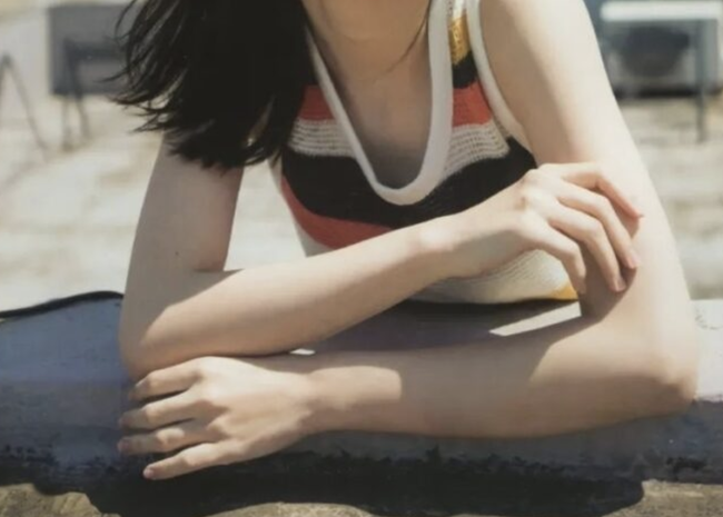 【画像】女さん、ドアが開かずになぜか乳房を爆揺れさせてしまう