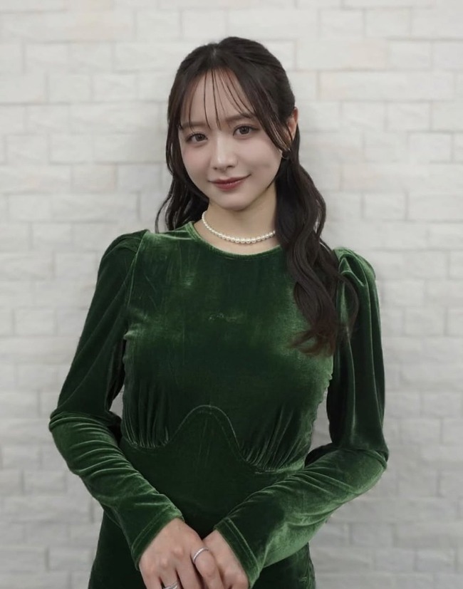 【朗報】森香澄さん、阪急電車の座席シートみたいなドレスを着てしまう