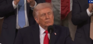 トランプ、米議会の一般教書演説で 「アメリカ人を不法移民より優先して守るべきだと思うなら立ち上がれ！」  →共和党ほぼ総立ち、民主党ほぼ着席