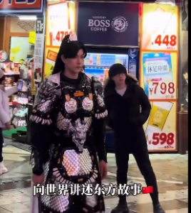 【大阪】訪日中国人「世界に中華文化を見せよう」中国甲冑姿で槍を手に、グリコ看板前で決めポーズ　道頓堀