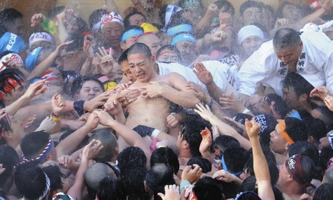 【画像】全裸の男が大勢の男たちに襲われてテレビ中継までされる祭りwww