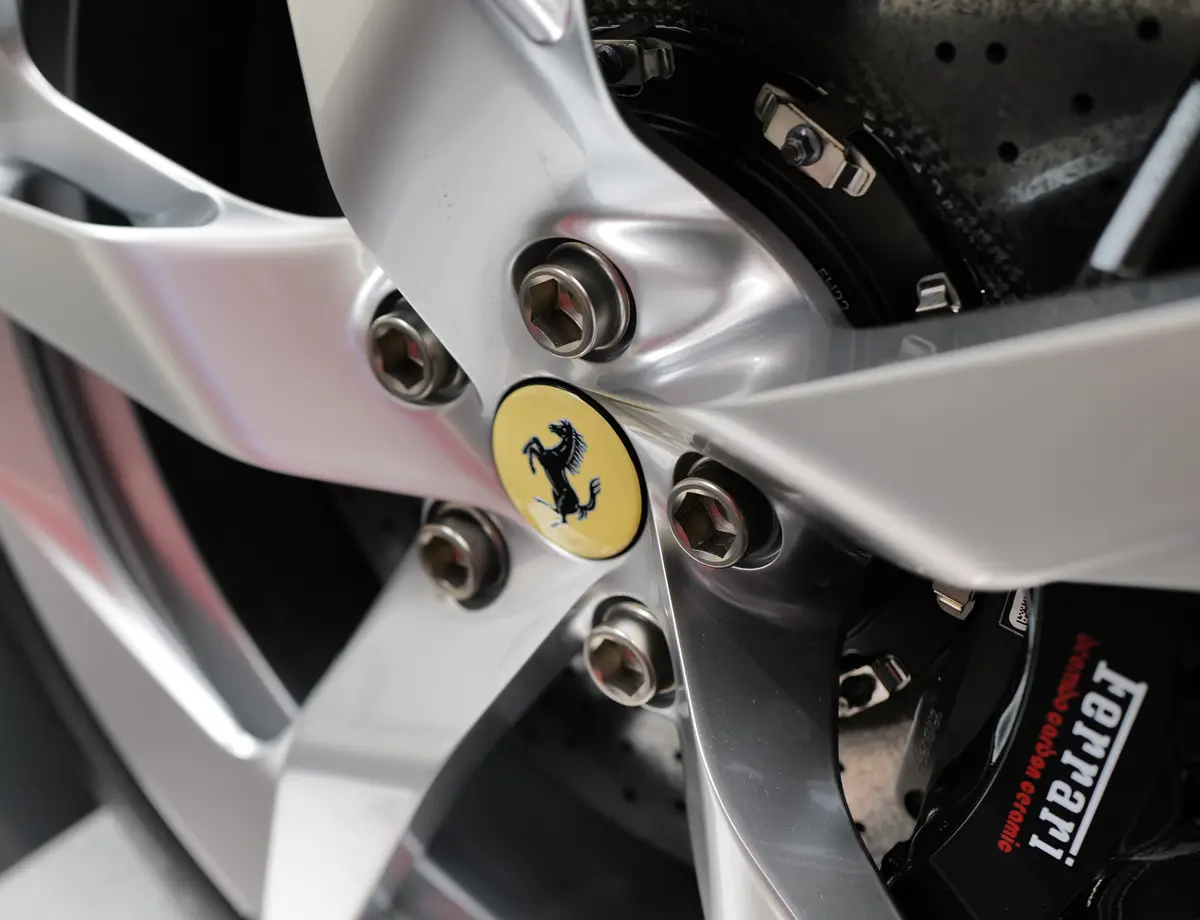 【ホイールの謎】ナット（ボルト）の数が4個・5個・8個とバラバラなのはなぜ？センターロック、PCDとは？