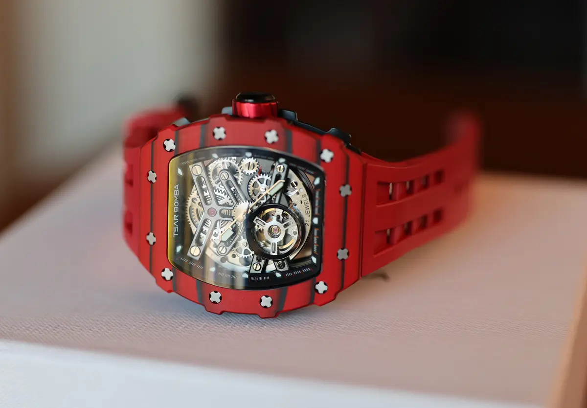 どう見ても「この価格」には見えない。香港の新興腕時計ブランド、サーボンバの腕時計を買ってみる。カーボンケースにサファイアクリスタル風防というハイスペックぶり