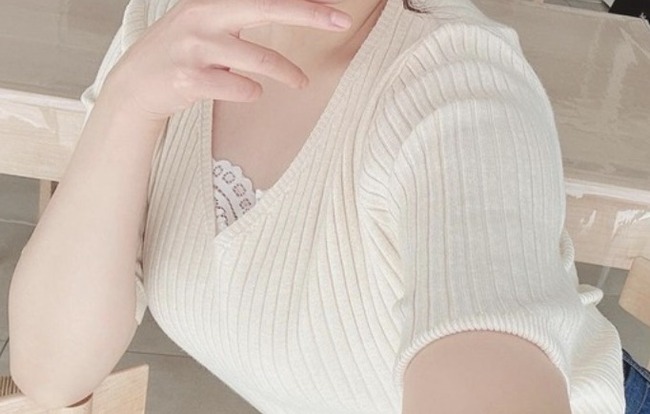 【悲報】女性のギター工場社長さん、明らかにパーツに異変