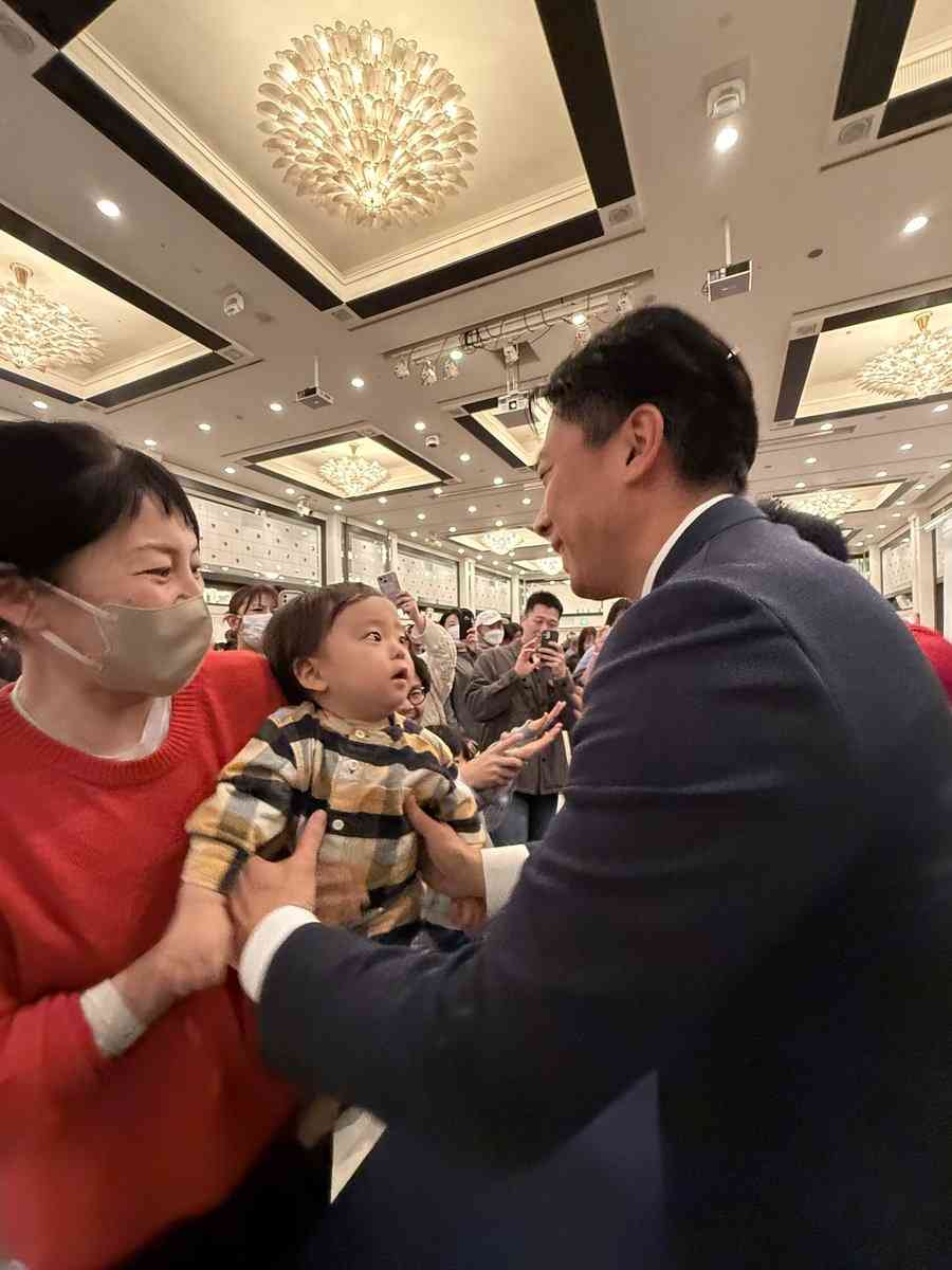 小泉進次郎、母親に頼まれ赤ちゃん抱っこ…その結果にネット爆笑　「面白すぎ」「このシリーズ好き」