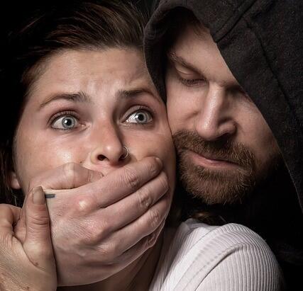 【唖然】ホームレス「施設に入りたいけど入れん…せや！女の子襲って捕まったろ！」