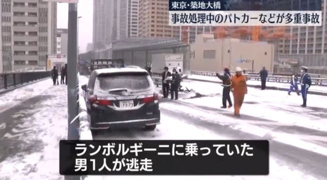 築地大橋でパトカーに突っ込んだランボルギーニ運転手が車を乗り捨てて逃走