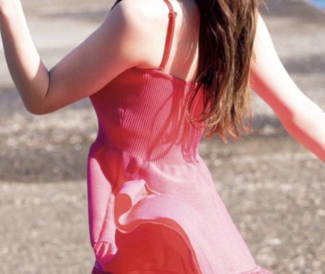 【画像】中井亜美ちゃんの17歳色白ボディwww