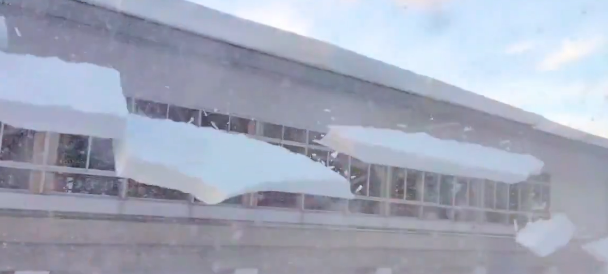 【恐怖】体育館の屋根から数十トンの雪が一気に落下…轟音と揺れがヤバすぎる「絶対に近づかないで」福島・南会津町