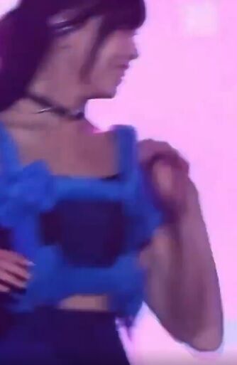 【動画】アイドルさん、衣装がずり落ちて乳丸出しになってしまうwww