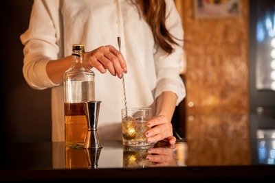 【悲報】若者たち、スナックでママを独占し始める…