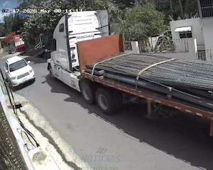 【動画】バイクの兄ちゃんの危険回避能力が高いトレーラー事故。