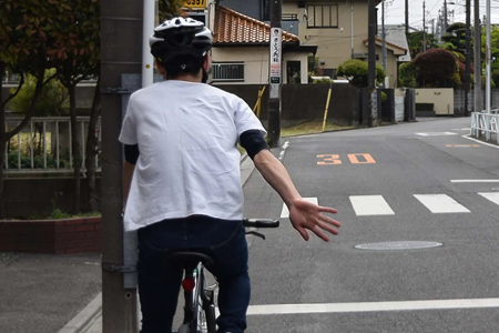 【悲報】自転車さん、4月から『ハンドサイン』を出さなかったら青切符5000円www