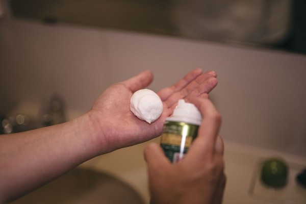 【衝撃画像】女さん「この基礎化粧品ヤバい！ 皮膚の上でバチバチって弾けるの♥」⇒