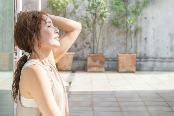 【画像あり】ノースリーブの女って「あそこが丸出し」になってること気づいてないよなwww