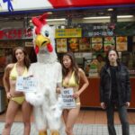 ケンタッキー店員さん、店の目の前でヴィーガンがデモをしていて困惑