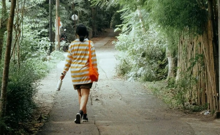 【画像】JKさん、パンツ1枚で道を歩いてしまうｗｗｗ