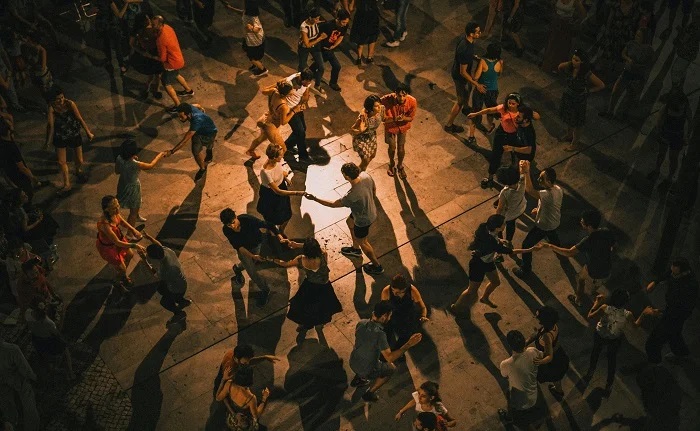 【動画】性交ダンスバトル中に、別の性交ダンス女が現れ自転車に乗り駅弁しながら帰るwww