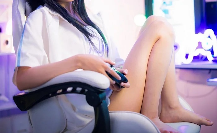 【画像】ドスケベ巨乳女さん、短パン大開脚お股エロすぎwww