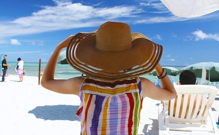 【画像】爆乳お姉さん、沖縄でお乳を見せつけてしまうwww